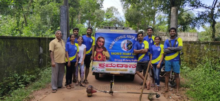  ICYM Madanthyar unit fills potholes and cleans Public Road